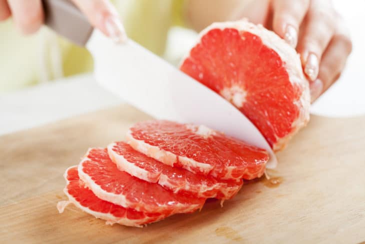 20235872 slicing red grapefruit